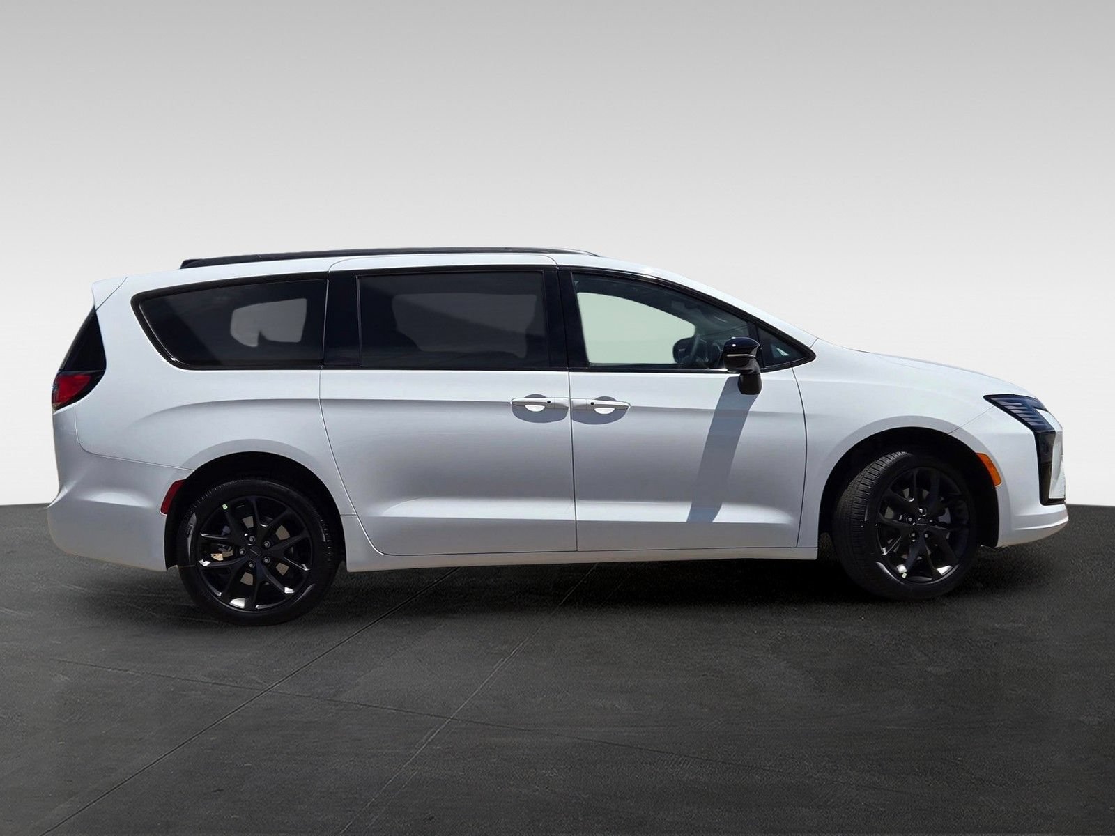 New 2027 Chrysler Pacifica Limited w/ S Appearance Package AWD/4WD image 3