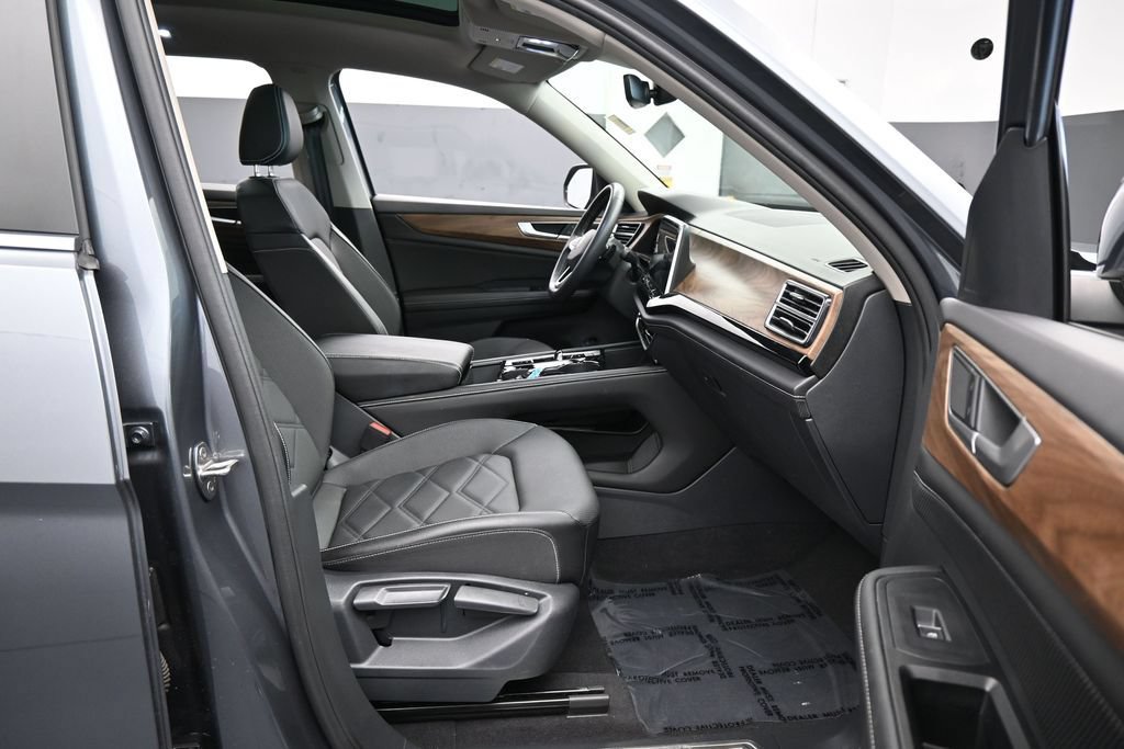Used 2024 Volkswagen Atlas SE w/ Panoramic Sunroof Package FWD image 43