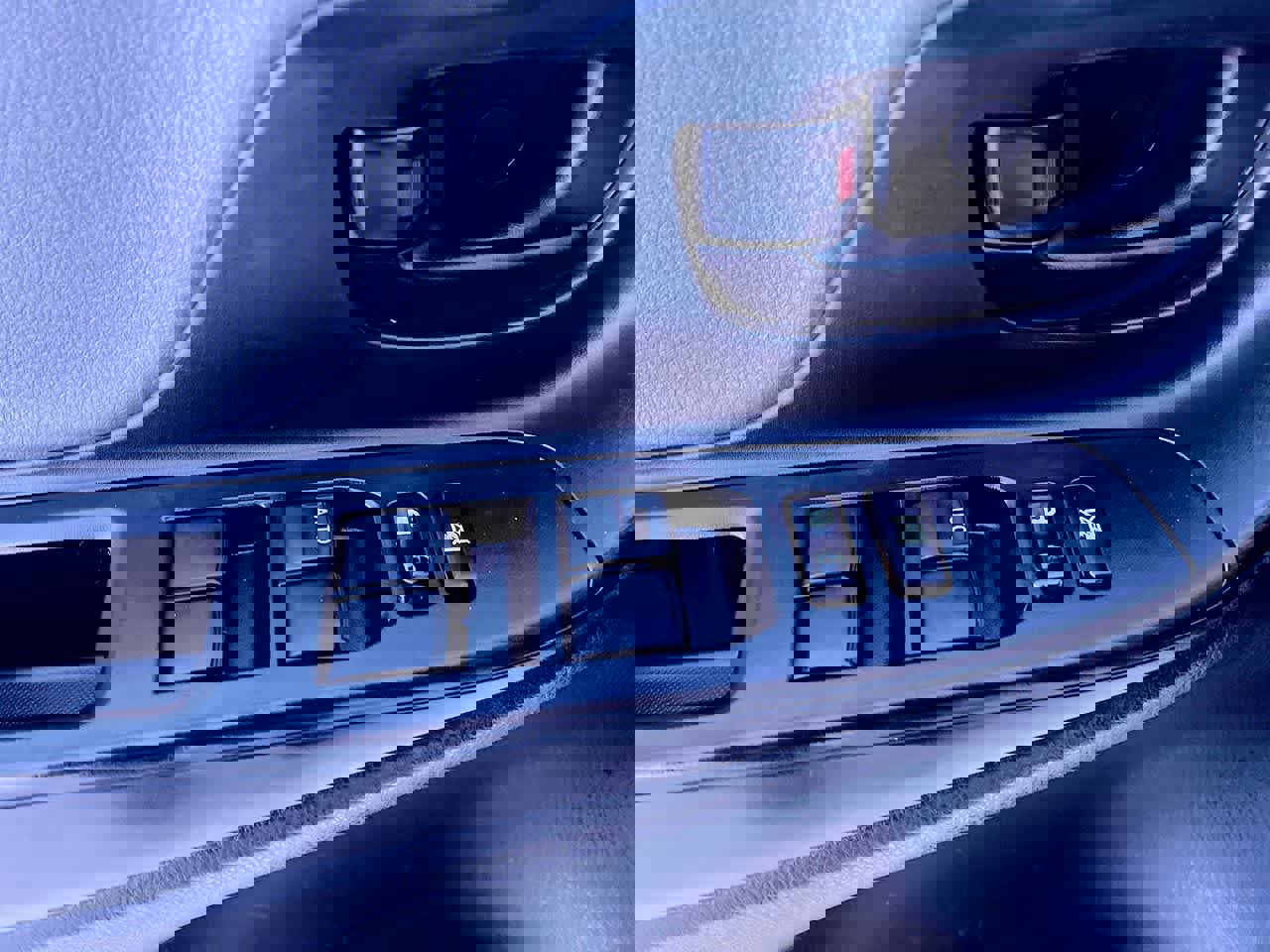 Used 2015 Toyota Yaris L image 13