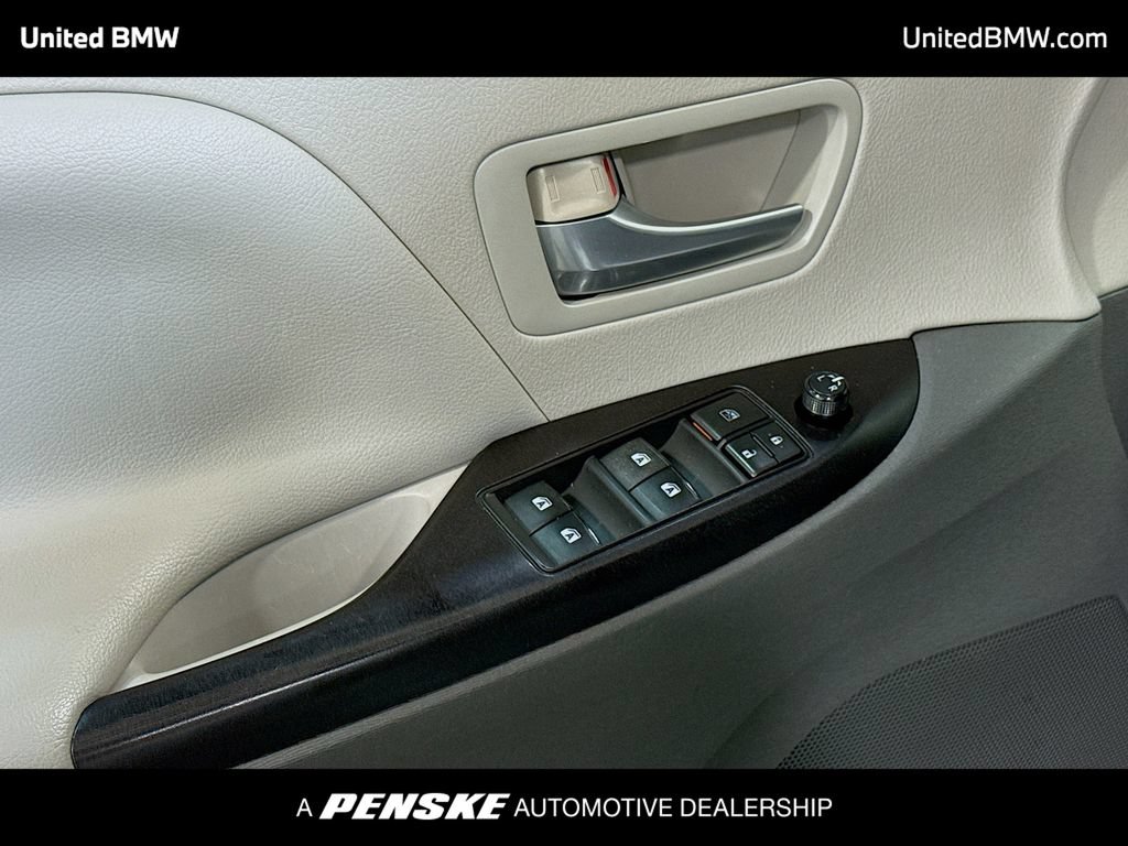 Used 2015 Toyota Sienna LE FWD image 3