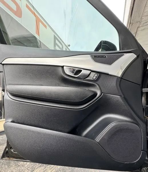 Used 2017 Volvo XC90 T6 Momentum w/ Vision Package image 19