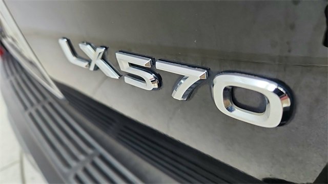 Used 2021 Lexus LX 570 4WD w/ 3rd Row & Luxury Pkg image 17