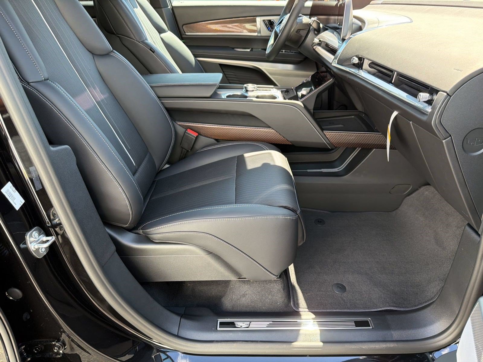 New 2027 Cadillac Vistiq Sport w/ LPO, Floor Liner Package AWD/4WD image 25
