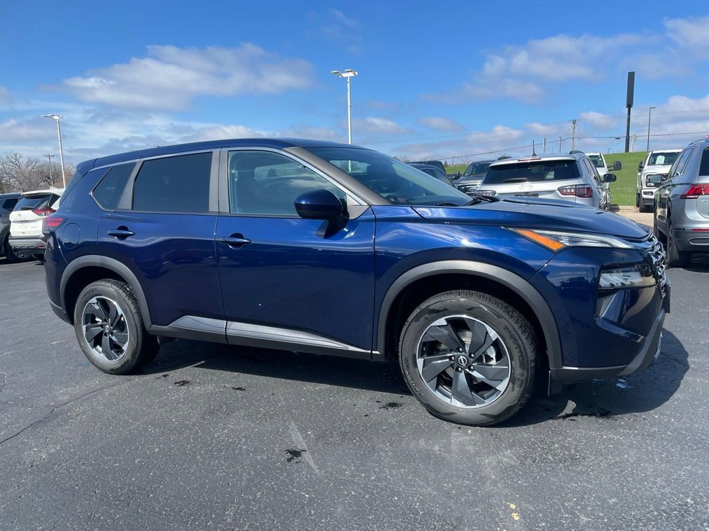 Used 2024 Nissan Rogue SV FWD image 2