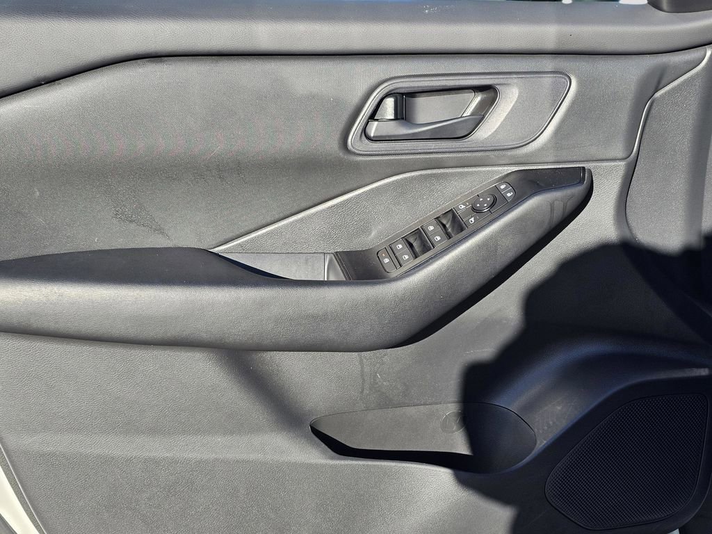 Used 2024 Nissan Rogue S image 16