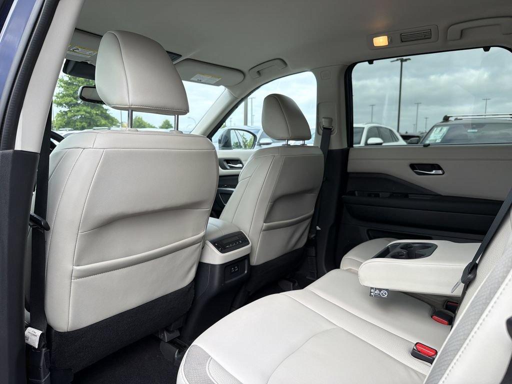 Used 2022 Nissan Pathfinder SL AWD/4WD image 12