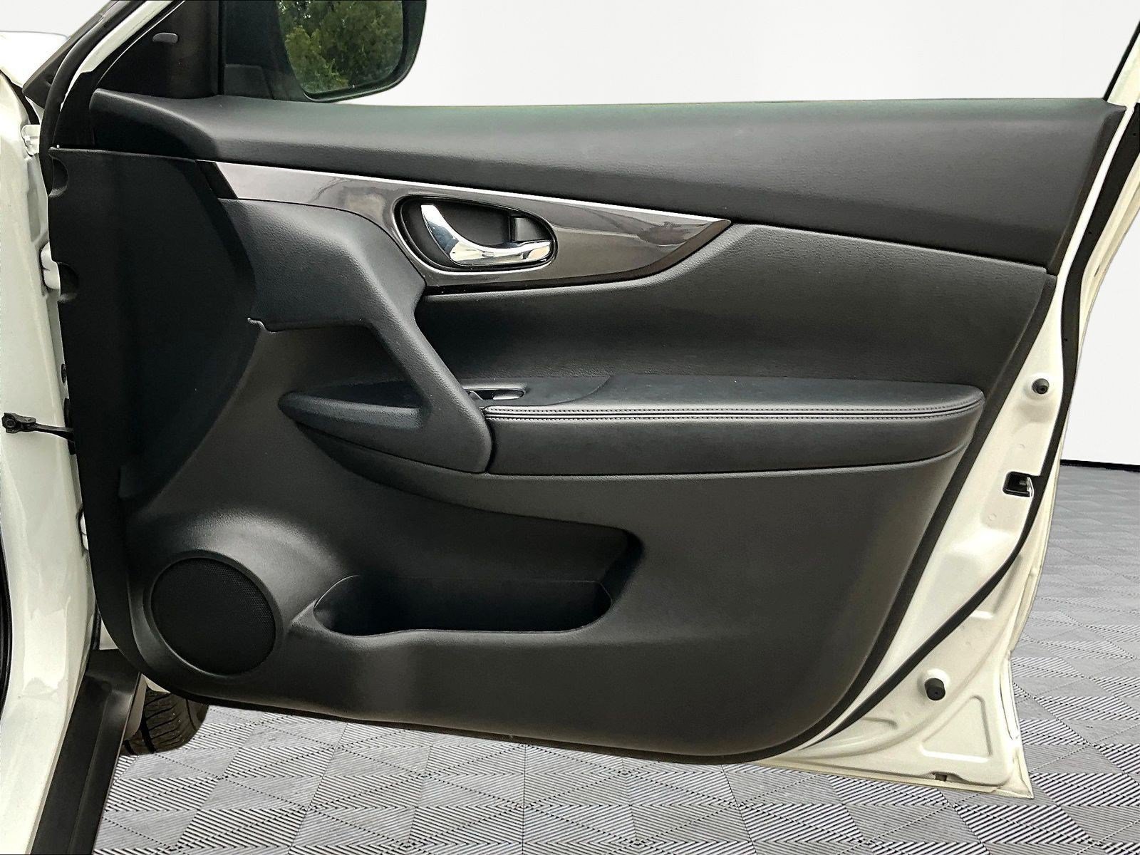 Used 2019 Nissan Rogue SV w/ Premium Package FWD image 28