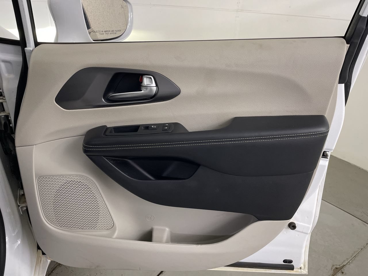 Used 2022 Chrysler Pacifica Touring-L FWD image 21
