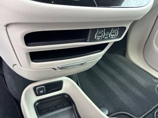 Used 2024 Chrysler Pacifica Touring-L FWD image 25