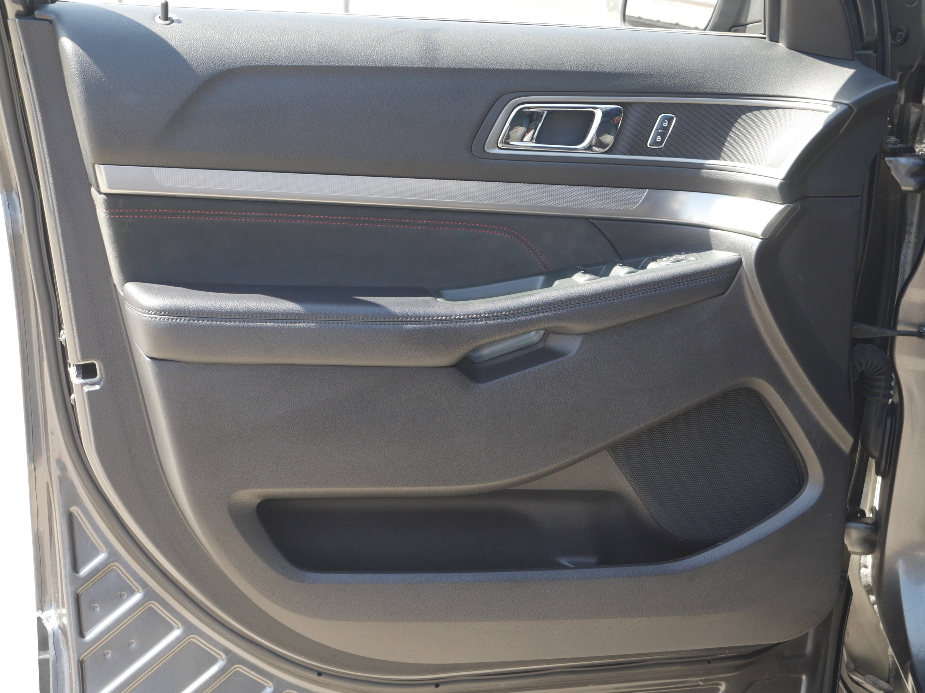 Used 2018 Ford Explorer XLT w/ Equipment Group 202A AWD/4WD image 33