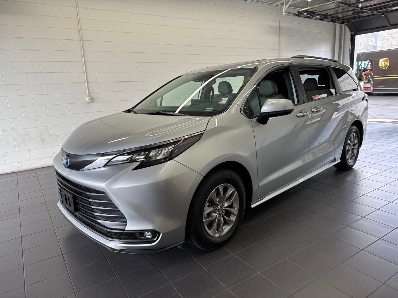 Certified 2025 Toyota Sienna XLE w/ XLE Plus Package AWD/4WD image 4