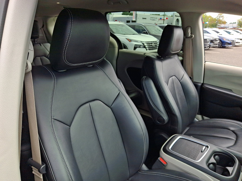 Used 2024 Chrysler Pacifica Touring-L FWD image 13