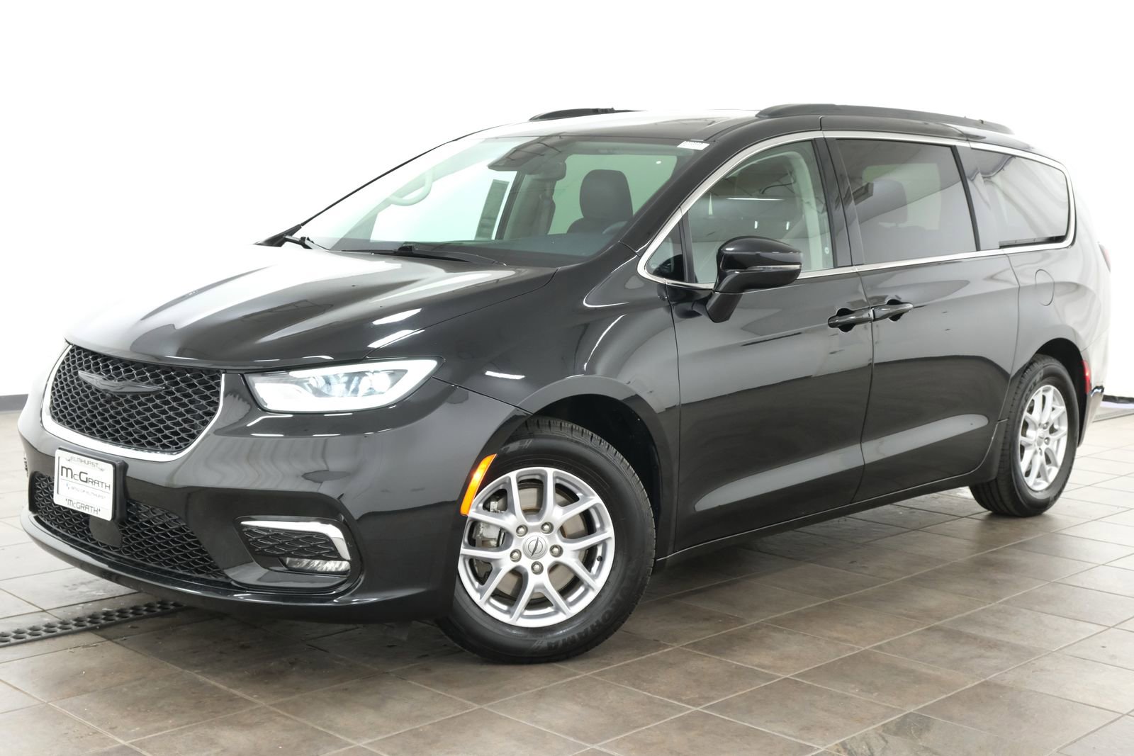 Used 2022 Chrysler Pacifica Touring-L FWD image 1