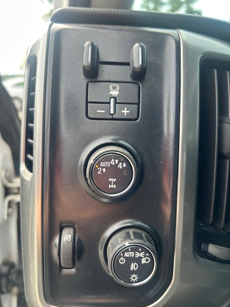 Used 2018 Chevrolet Silverado 1500 LT w/ Texas Edition image 11