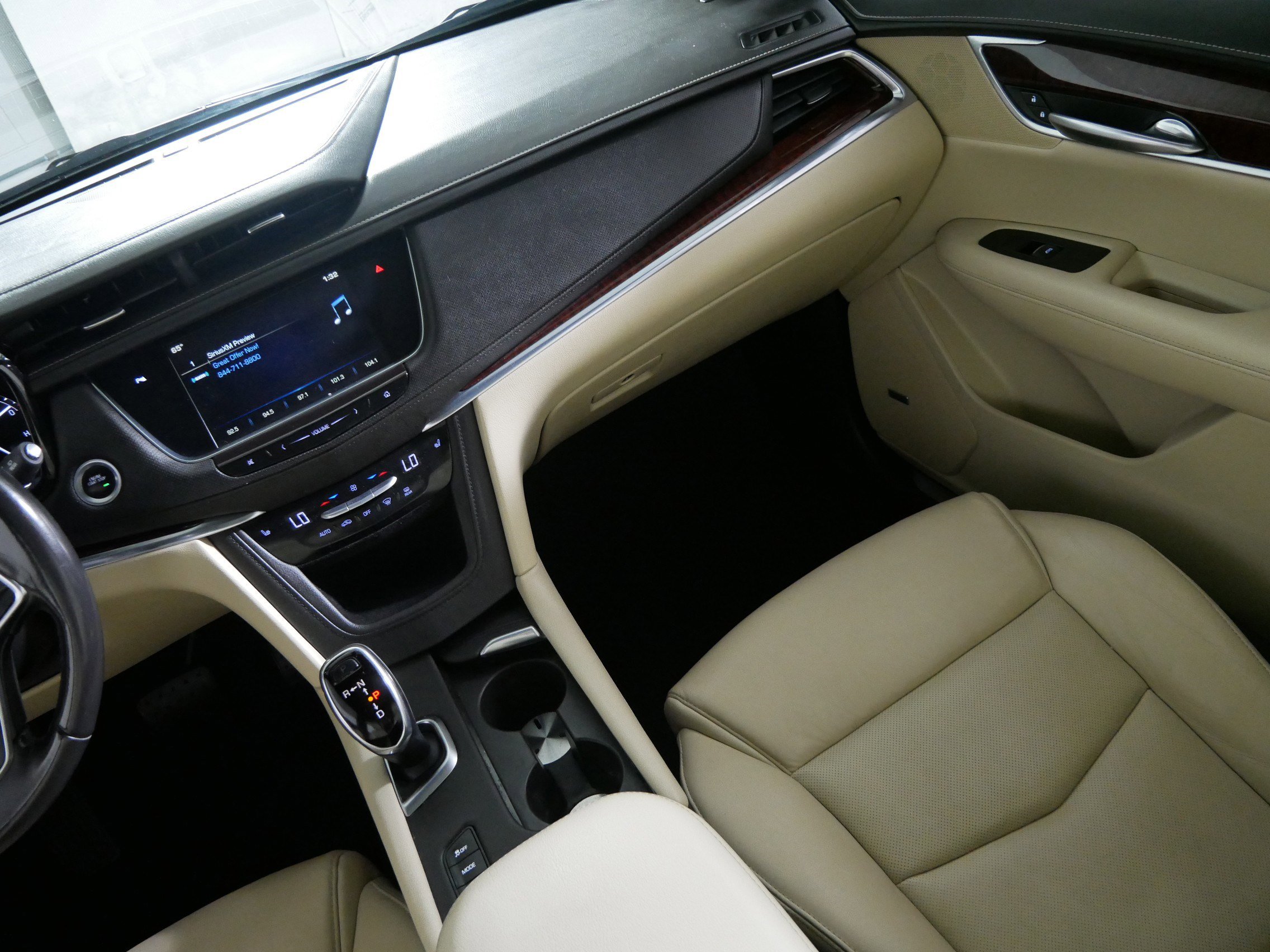 Used 2018 Cadillac XT5 Luxury w/ Driver Awareness Package AWD/4WD image 11