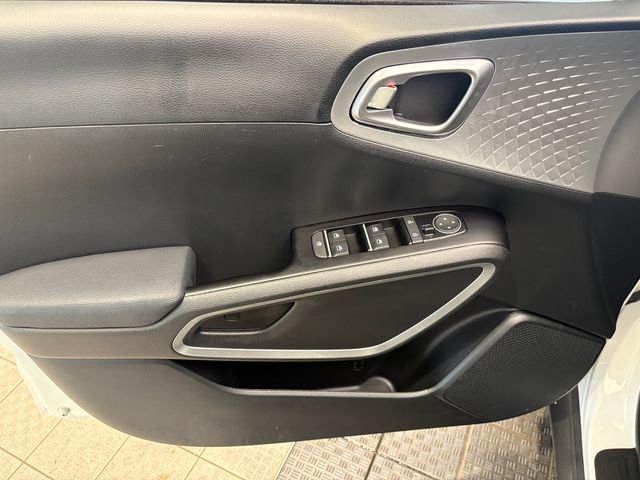 Used 2025 Kia Soul LX w/ LX Technology Package image 6
