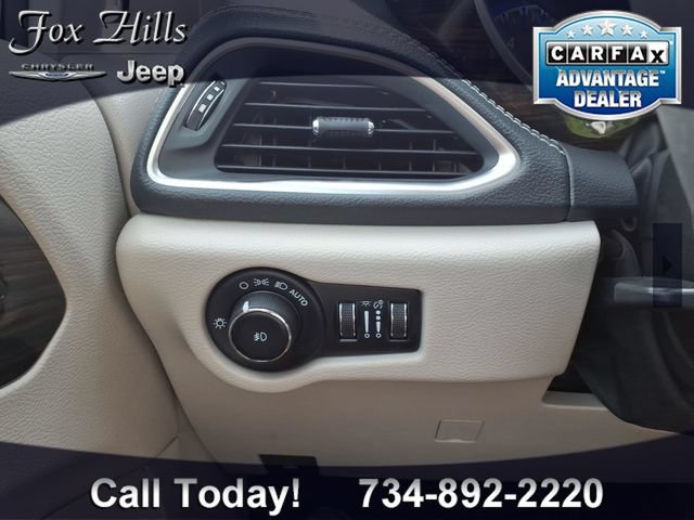 Used 2023 Chrysler Pacifica Limited FWD image 18