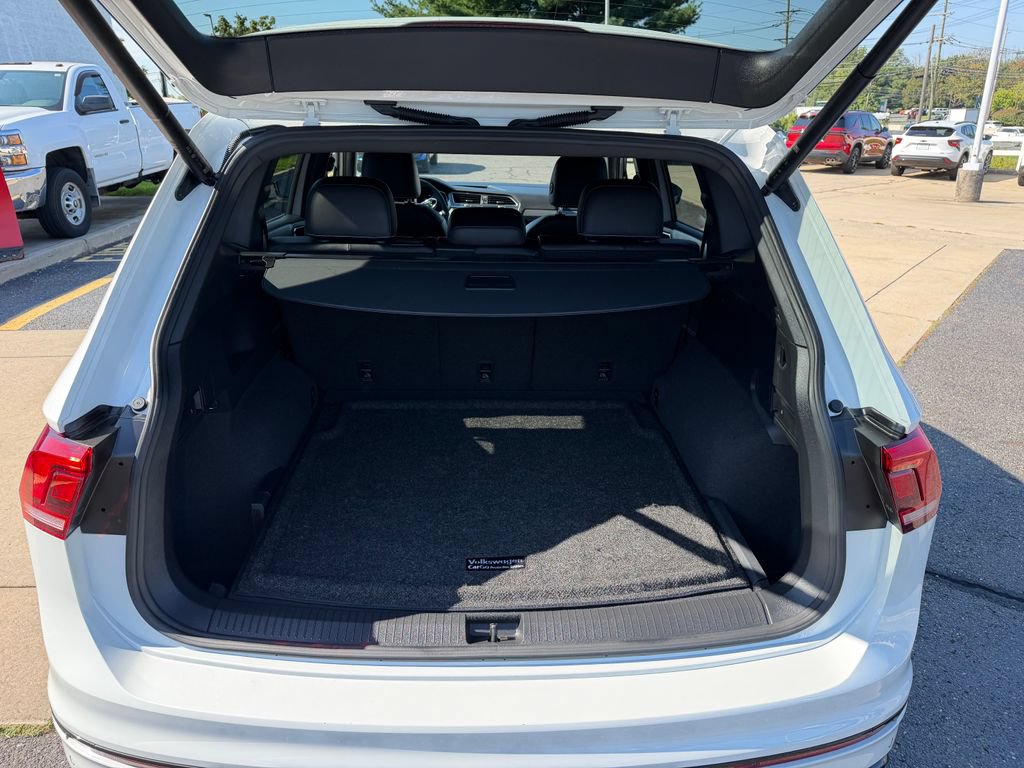 Used 2022 Volkswagen Tiguan SE R-Line AWD/4WD image 12