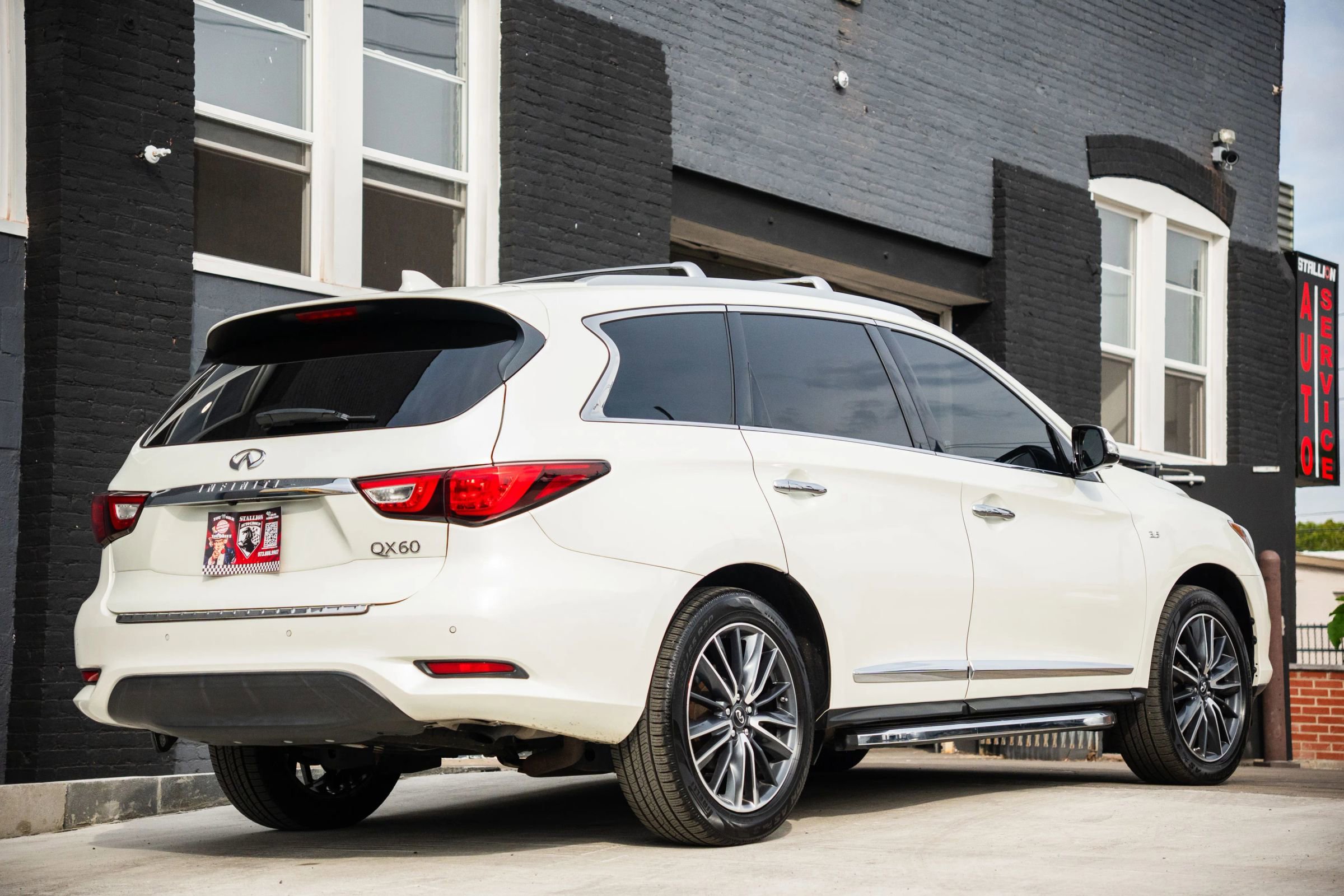 Used 2017 INFINITI QX60 Luxe w/ Deluxe Technology Package image 2