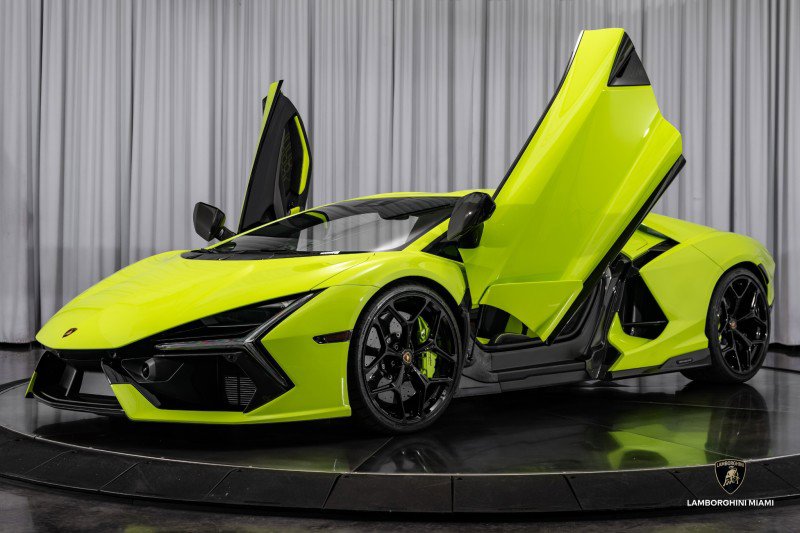Used 2024 Lamborghini Revuelto image 10