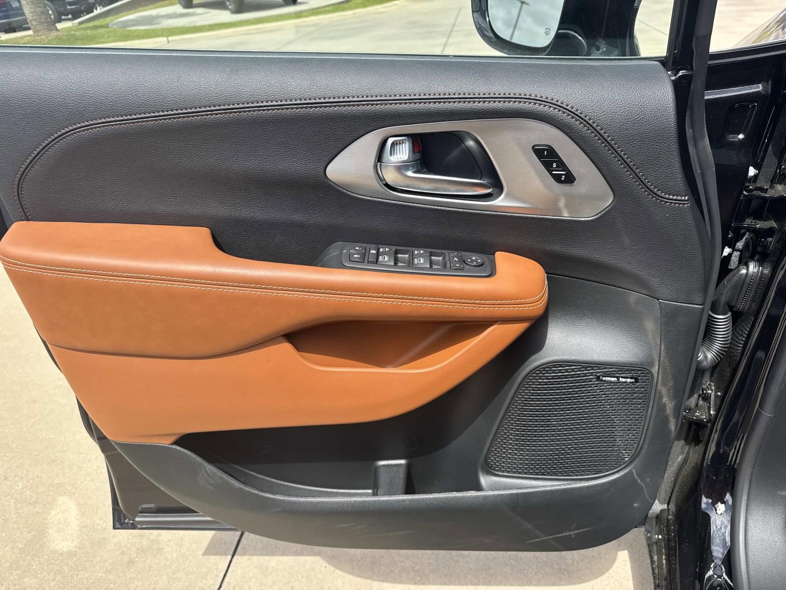 New 2026 Chrysler Pacifica Pinnacle image 19