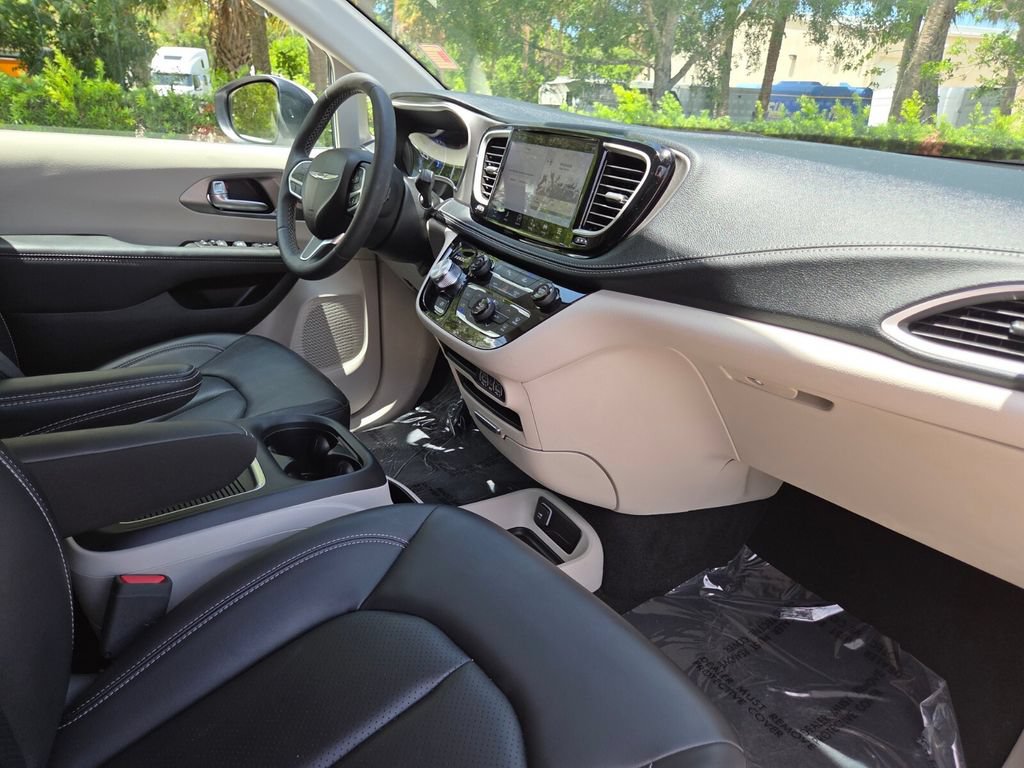 Used 2023 Chrysler Pacifica Touring-L AWD/4WD image 14