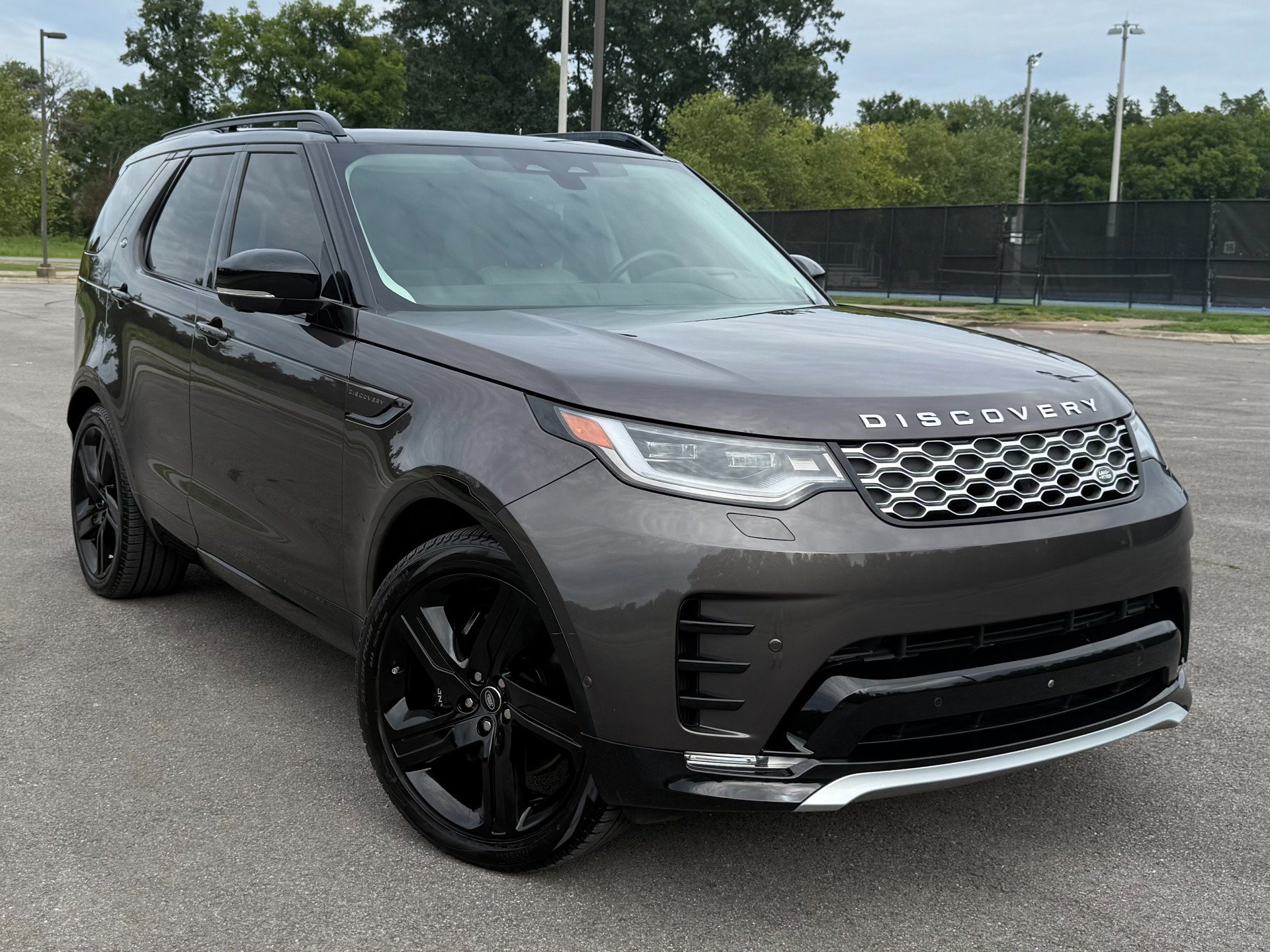 Used 2025 Land Rover Discovery Metropolitan Edition AWD/4WD image 1