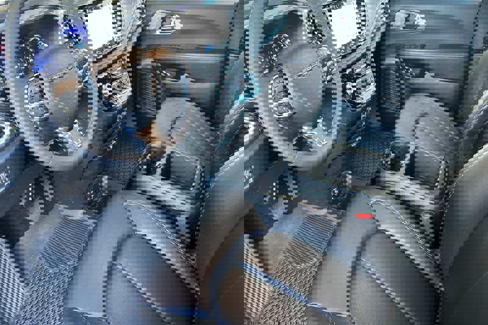 Used 2025 Chrysler Pacifica Select w/ Uconnect Theater Family Group image 11