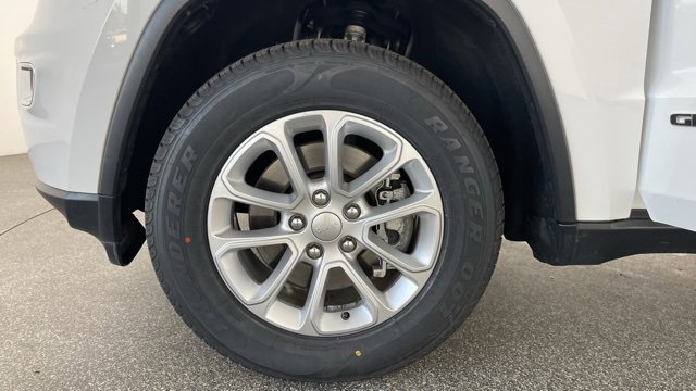 Used 2021 Jeep Grand Cherokee Laredo image 47