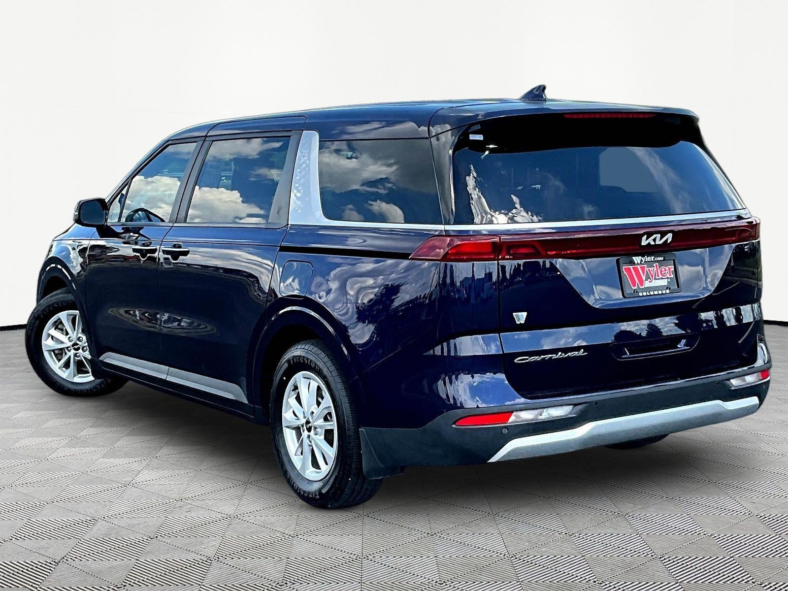 Used 2022 Kia Carnival LX FWD image 4