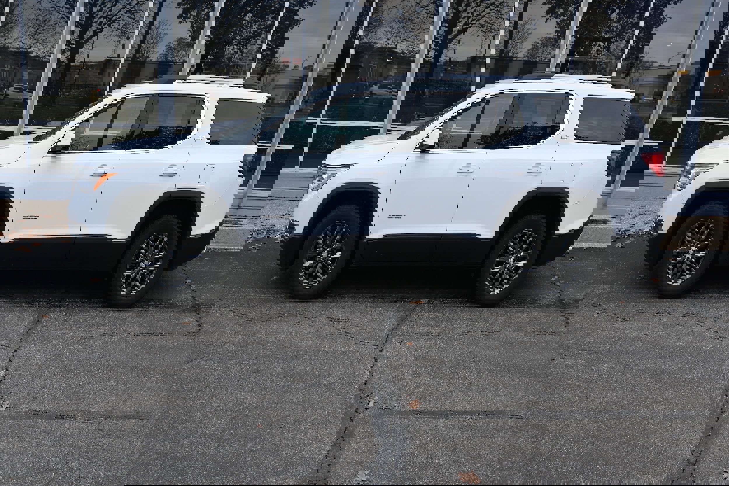 Used 2019 GMC Acadia SLT image 2