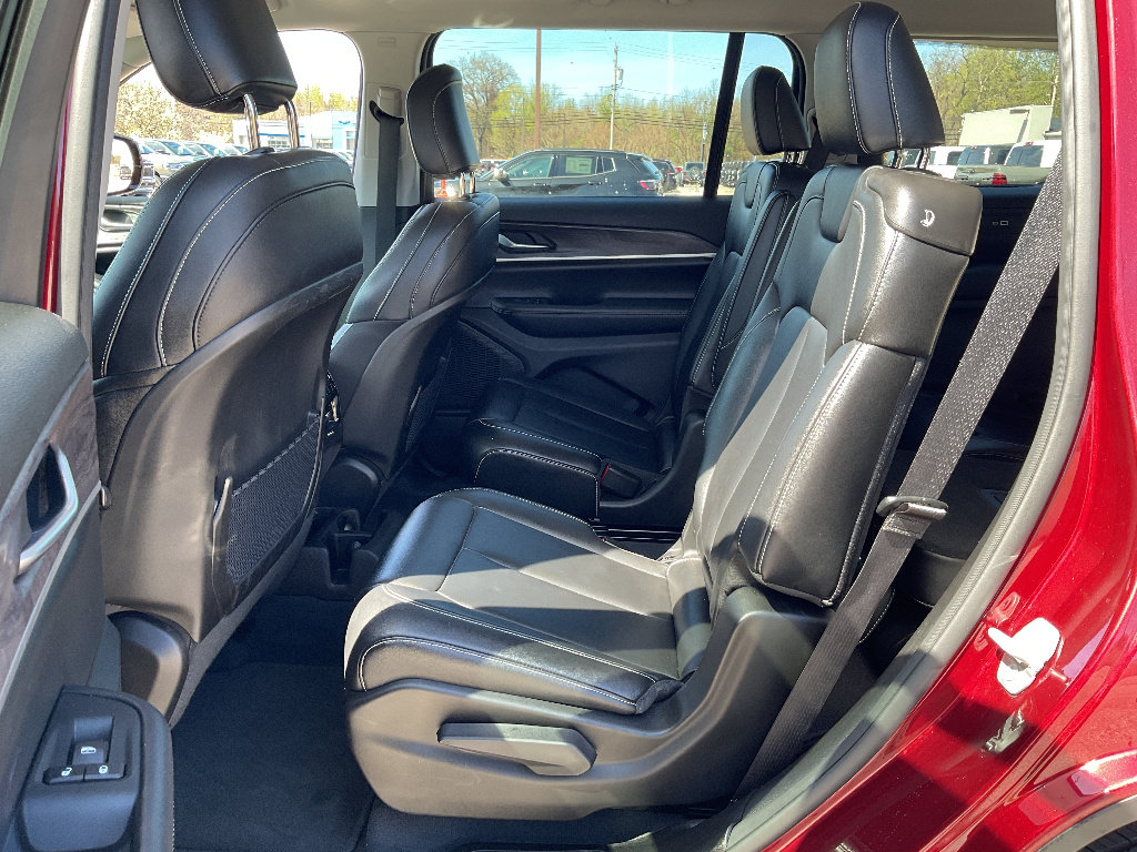 Used 2023 Jeep Grand Cherokee L Limited AWD/4WD image 9