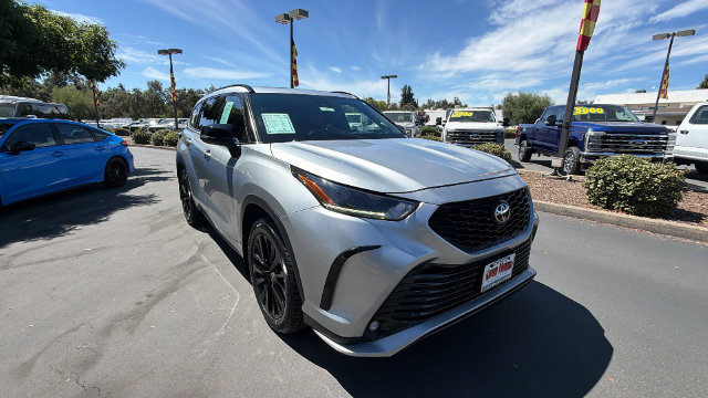 Used 2023 Toyota Highlander XSE AWD/4WD image 2