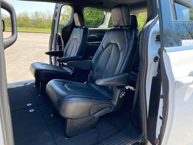 Used 2025 Chrysler Pacifica Select image 32