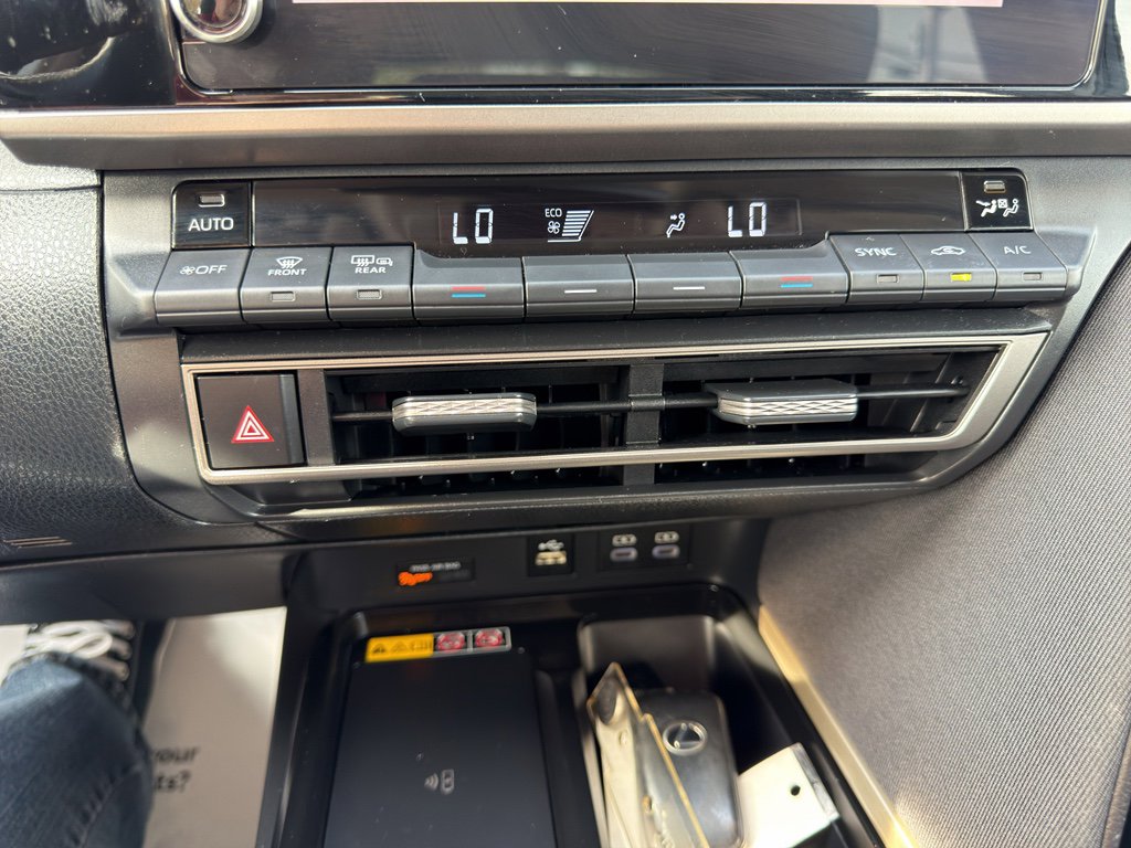 Used 2025 Toyota Camry LE image 32