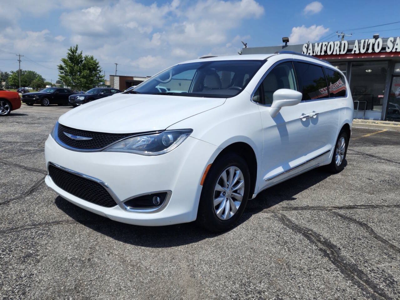 Used 2019 Chrysler Pacifica Touring-L FWD image 2
