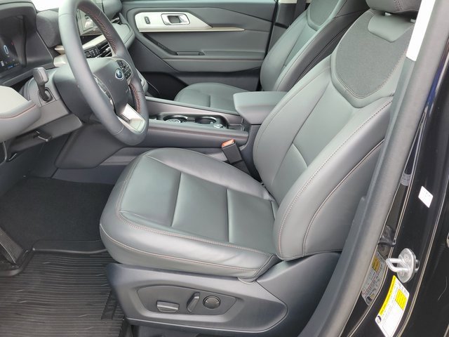 Used 2025 Ford Explorer Active w/ Active Comfort Package image 9