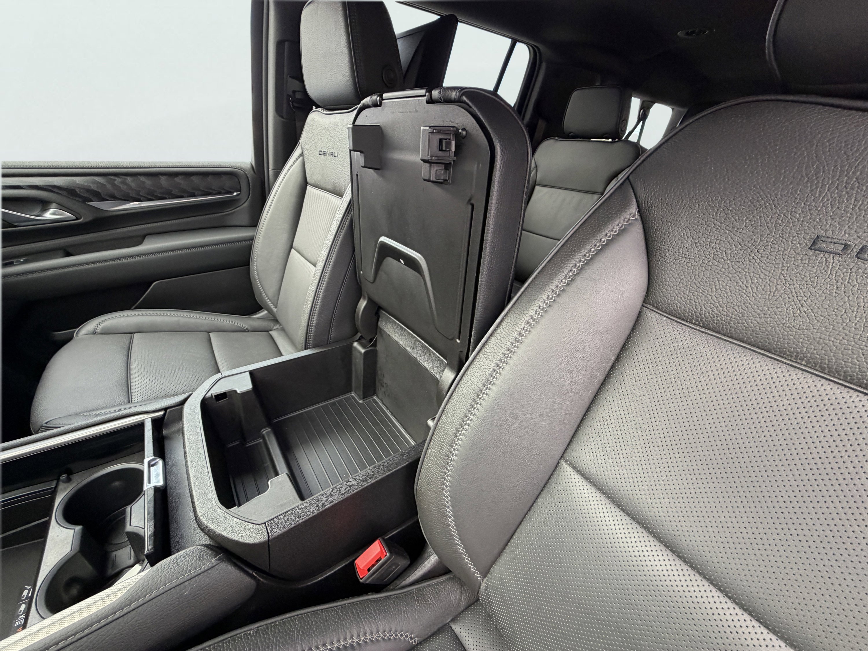 Used 2024 GMC Yukon XL Denali w/ Advanced Technology Package image 39