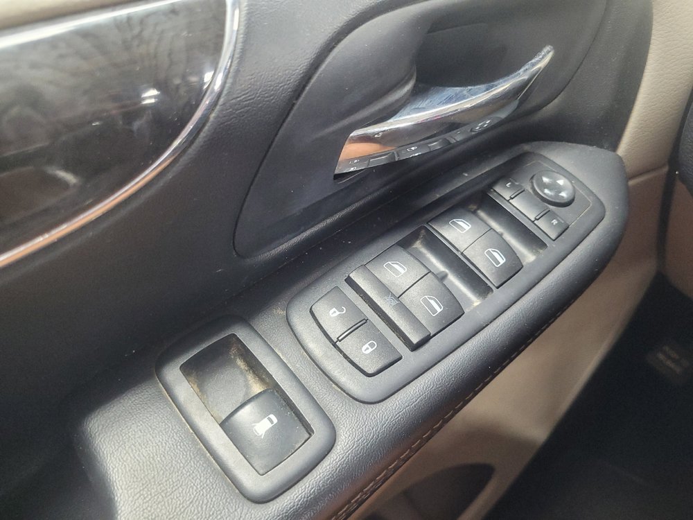 Used 2016 Chrysler Town & Country Touring FWD image 27