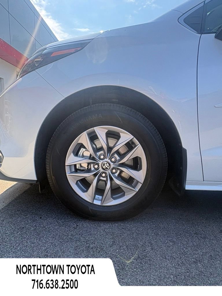 Used 2025 Toyota Sienna XLE w/ XLE Plus Package FWD image 11