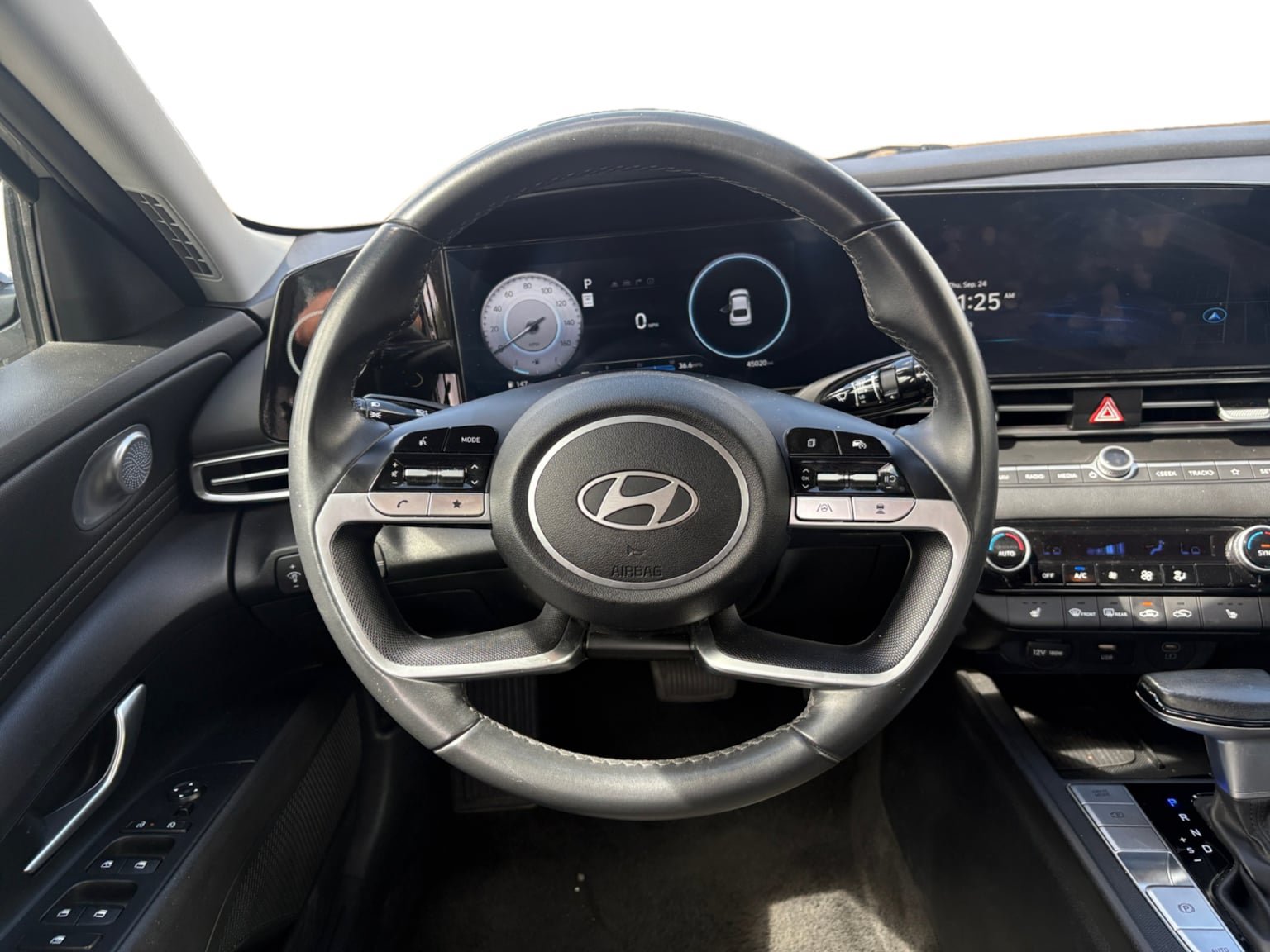 Used 2025 Hyundai Elantra SEL FWD image 13