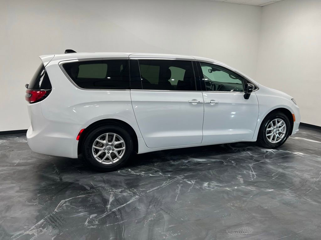 Used 2024 Chrysler Pacifica Touring-L FWD image 23