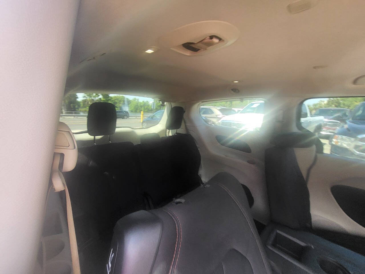 Used 2017 Chrysler Pacifica Touring w/ Tire & Wheel Group FWD image 15