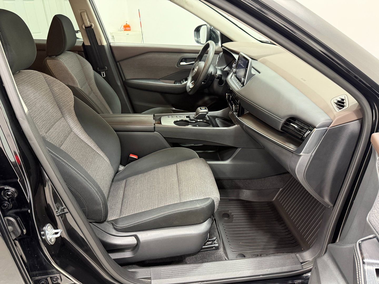 Used 2022 Nissan Rogue SV image 25