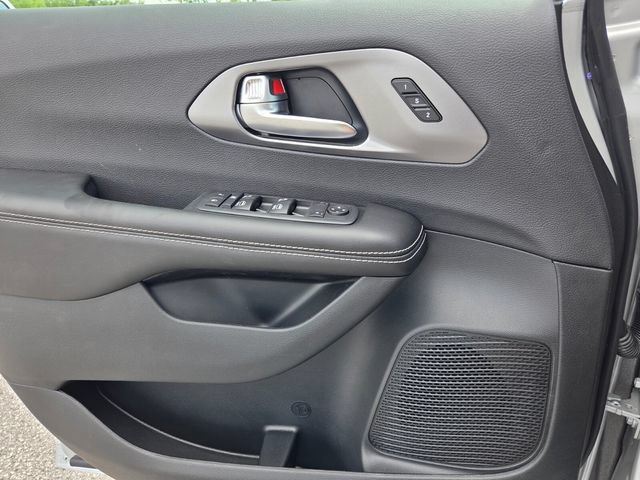 New 2026 Chrysler Pacifica Select FWD image 16