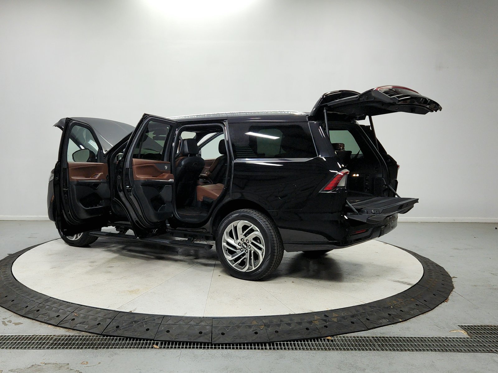 Used 2025 Lincoln Navigator Reserve AWD/4WD image 14
