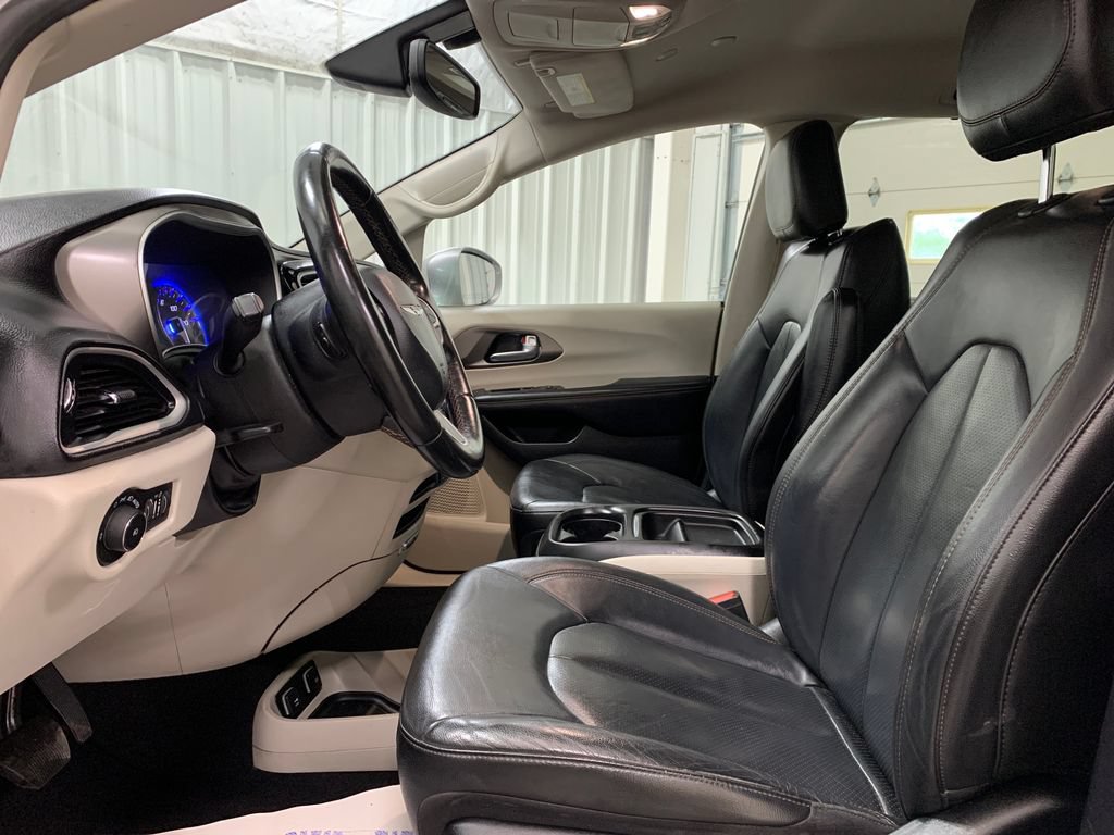 Used 2020 Chrysler Pacifica Touring-L FWD image 17