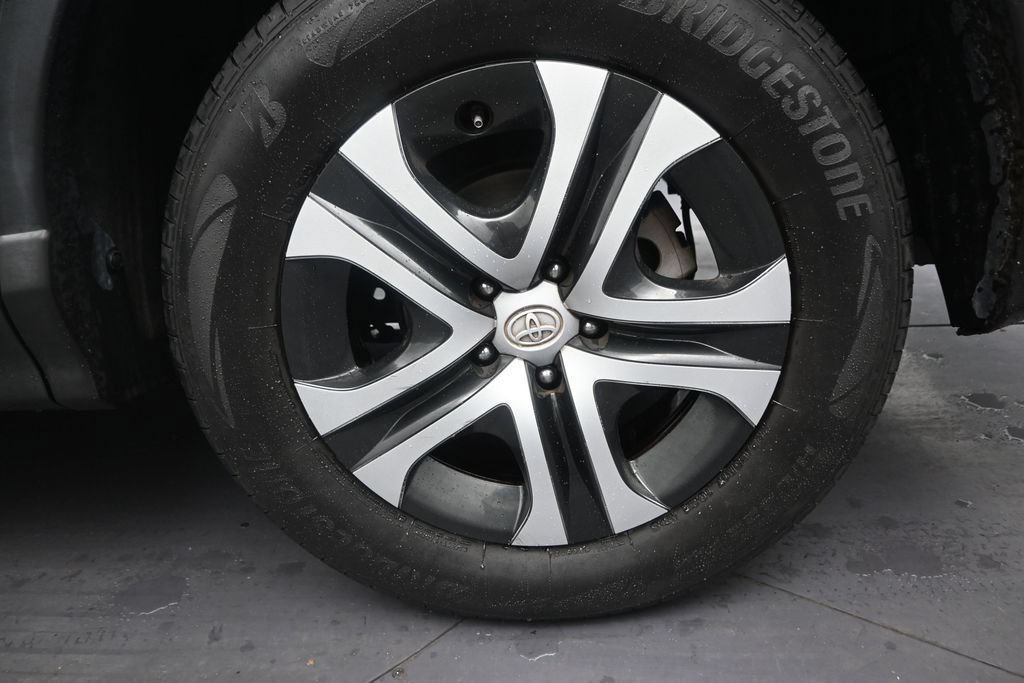 Used 2018 Toyota RAV4 LE FWD image 10