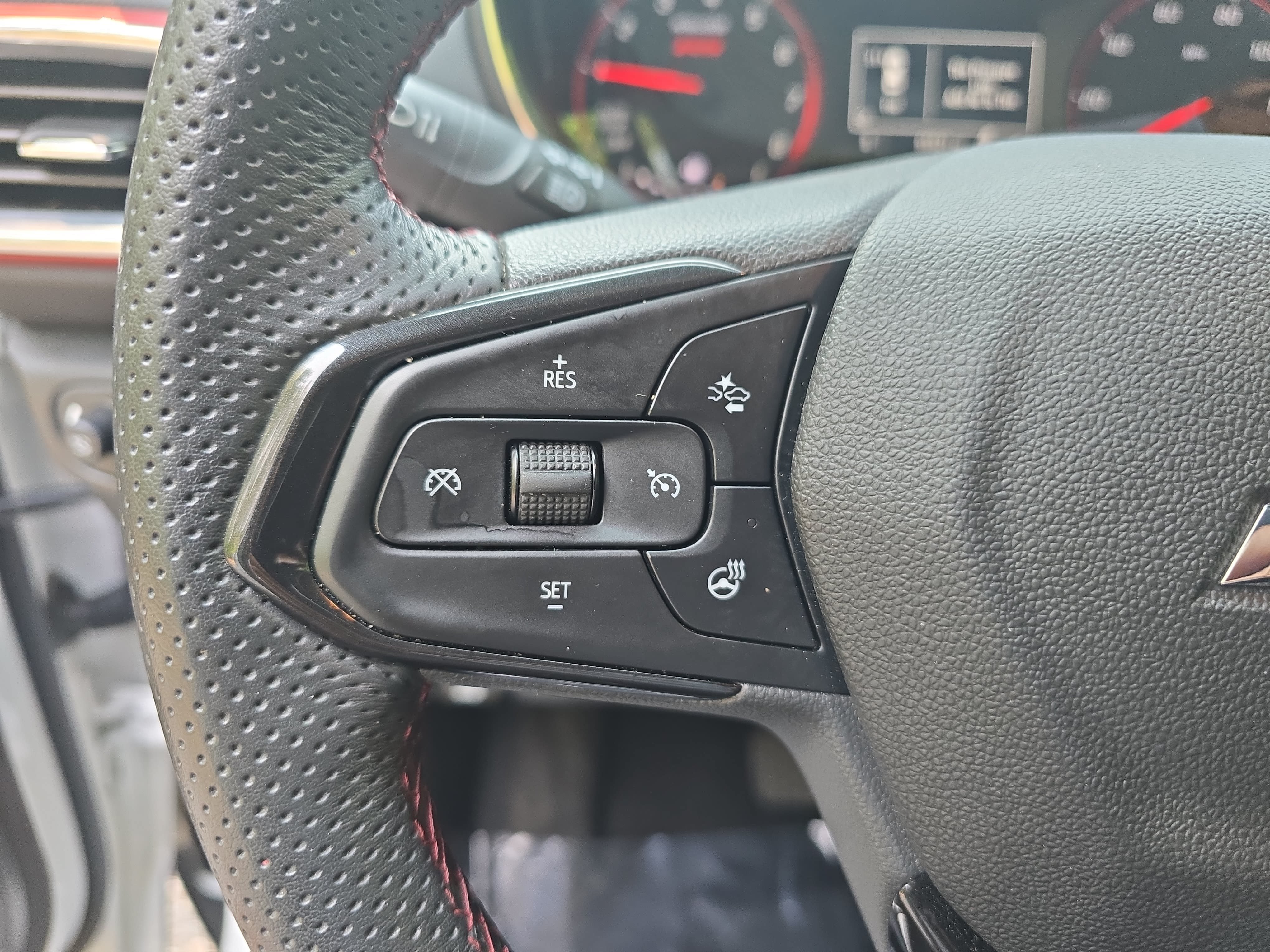 Used 2023 Chevrolet TrailBlazer RS w/ Sun and Liftgate Package FWD image 18