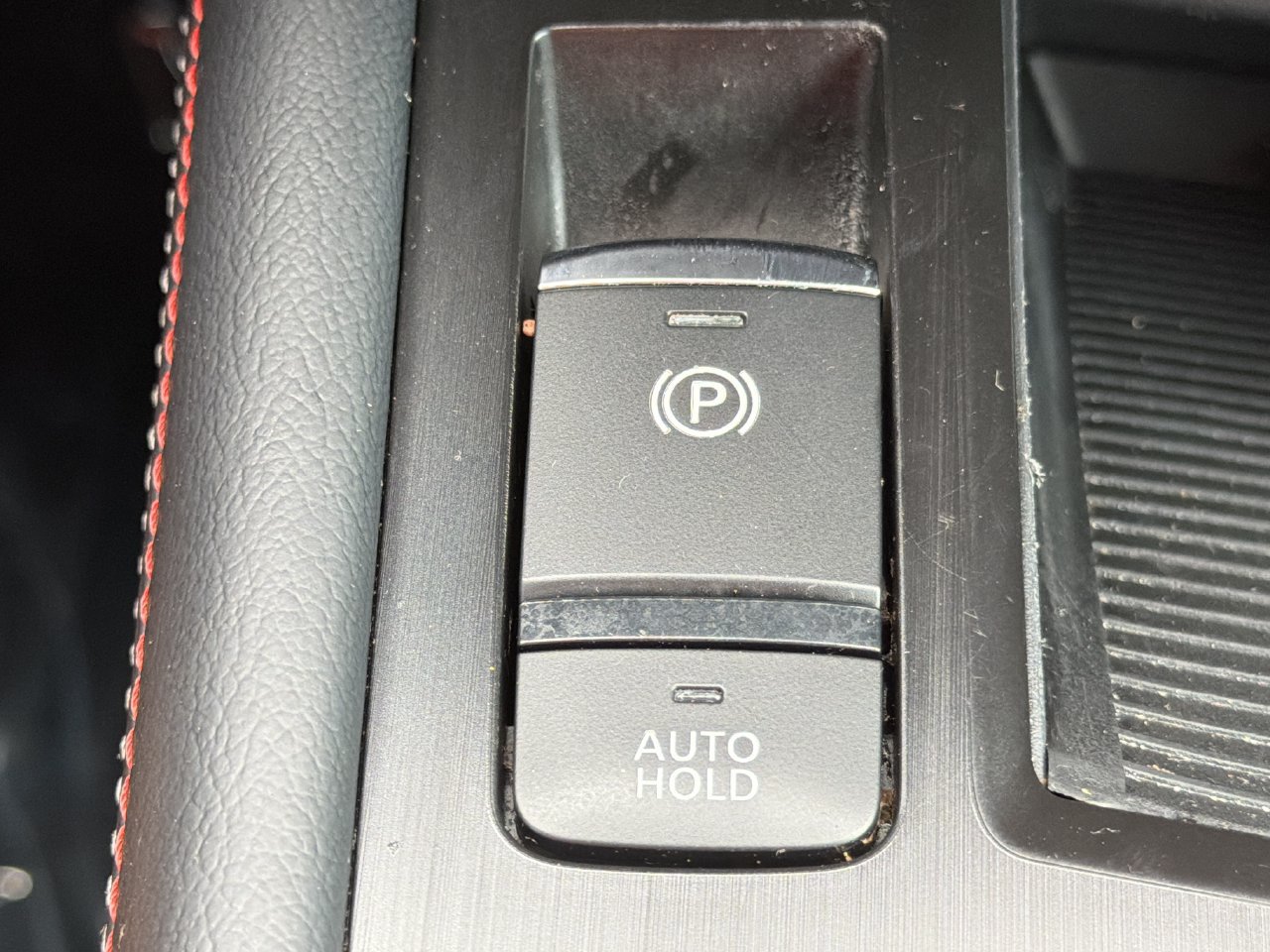 Certified 2025 Nissan Kicks SR FWD image 9